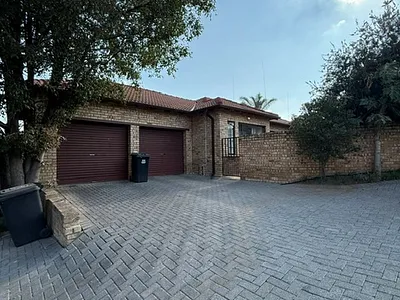 3 Bedroom Townhouse To Rent in Sandton - oKK2.webp