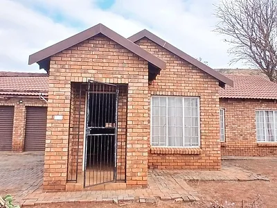 3 Bedroom Townhouse For Sale in Akasia - 4QHn.webp