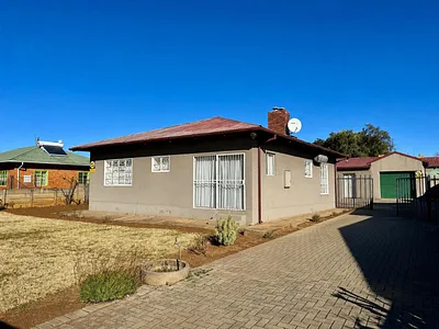 3 Bedroom House For Sale in Ehrlich Park, Bloemfontein - 3MCQ.webp
