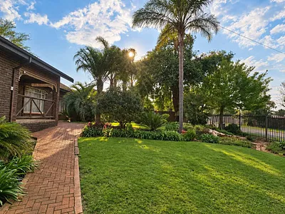 4 Bedroom House For Sale in Krugersdorp - RY9h.webp