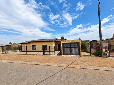 4 Bedroom House For Sale in Brakpan - exc2.webp