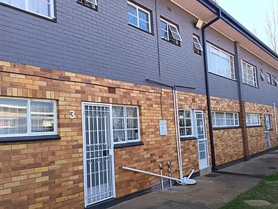 2 Bedroom Apartment For Sale in Potchefstroom - kb6D.webp