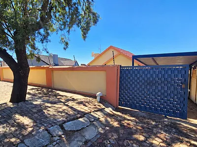 3 Bedroom House For Sale in Roodepoort - KqiP.webp