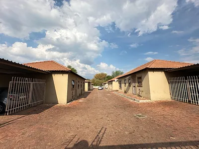 3 Bedroom Townhouse For Sale in Pretoria - nYVy.webp