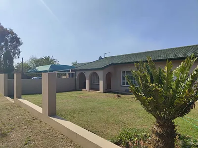 5 Bedroom House For Sale in Glencoe - HhFV.webp