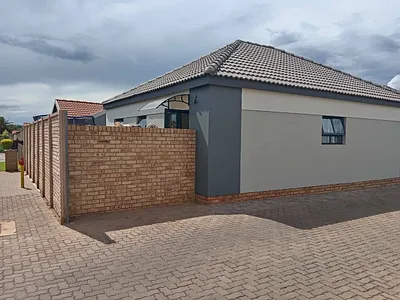 3 Bedroom Townhouse For Sale in Akasia - yYfd.webp