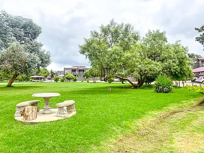 2 Bedroom Apartment For Sale in Johannesburg - r6xA.webp