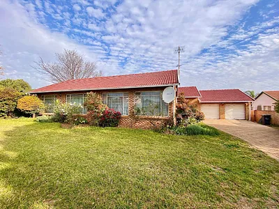 4 Bedroom House For Sale in Roodepoort - v4Ei.webp