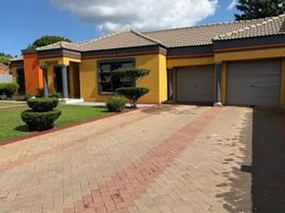 4 Bedroom House For Sale in Akasia - h0NY.webp