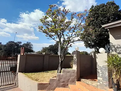 4 Bedroom House For Sale in Roodepoort - zUex.webp
