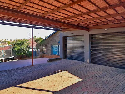 3 Bedroom House For Sale in Roodepoort - 7T91.webp