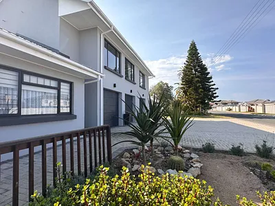 5 Bedroom House For Sale in Fraaiuitsig, Klein Brak Rivier - PDLu.webp