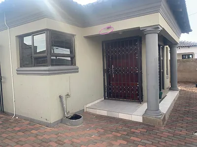 3 Bedroom House For Sale in Soweto - YQiT.webp
