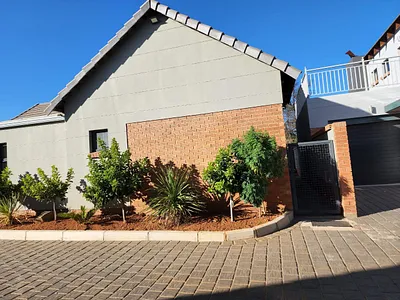 3 Bedroom Townhouse For Sale in Groenvlei SH, Bloemfontein - 6hgh.webp