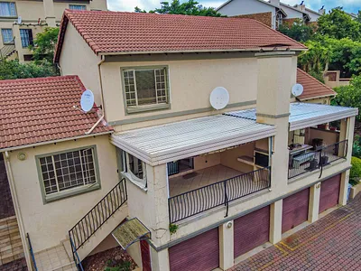 3 Bedroom Townhouse For Sale in Pretoria - 4SI9.webp