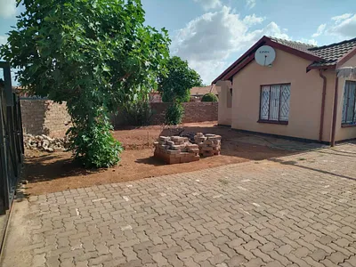 3 Bedroom House For Sale in Akasia - rlNf.webp