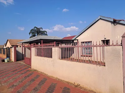 3 Bedroom House For Sale in Ga-rankuwa Unit 17, Ga-rankuwa - S2d2.webp
