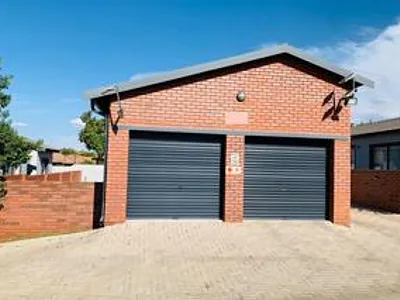 3 Bedroom House For Sale in Amandasig, Akasia - m87D.webp