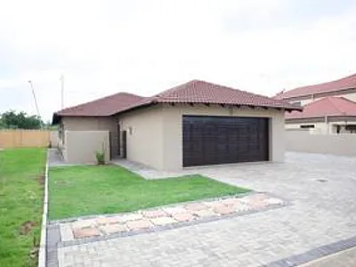 3 Bedroom House For Sale in Akasia - img