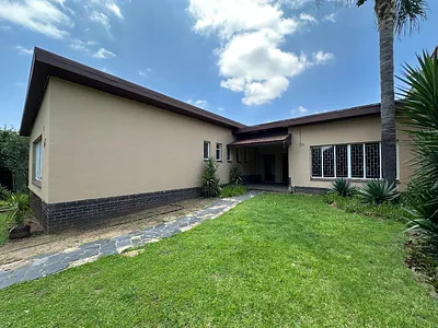 6 Bedroom House For Sale in Dundee - LF4B.webp