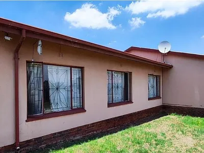 3 Bedroom House For Sale in Kempton Park - QUuN.webp