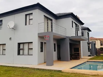 6 Bedroom House For Sale in Akasia - beig.webp