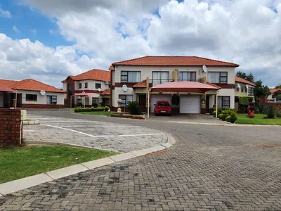 3 Bedroom Townhouse For Sale in Rustenburg - q3r2.webp