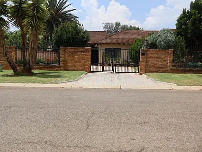 3 Bedroom House To Rent in Kempton Park - img
