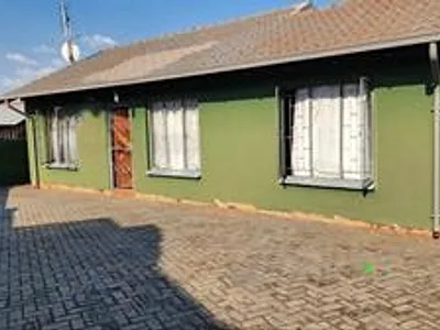 3 Bedroom House For Sale in Rustenburg - zsLX.webp