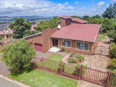 5 Bedroom House For Sale in Johannesburg - QRKy.webp