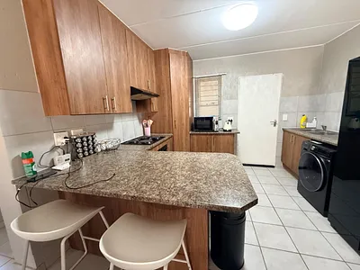 2 Bedroom Apartment For Sale in Roodepoort - 1oYT.webp