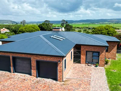 4 Bedroom House For Sale in Fraaiuitsig, Klein Brak Rivier - yhRQ.webp