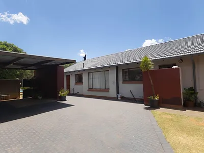 3 Bedroom House For Sale in Bloemfontein - F0bB.webp