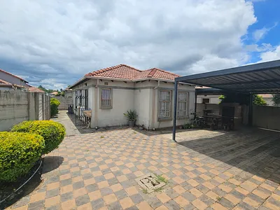 3 Bedroom Townhouse For Sale in Pretoria - osTV.webp