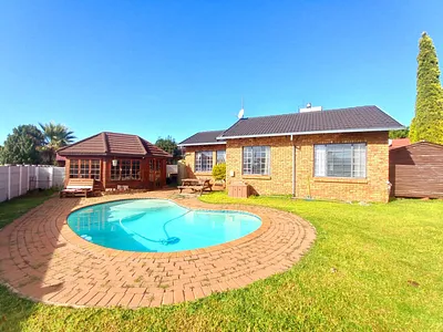 2 Bedroom House For Sale in Centurion - fz33.webp