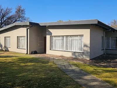 4 Bedroom House For Sale in Bloemfontein - img