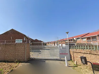 3 Bedroom Apartment For Sale in Johannesburg - loOS.webp