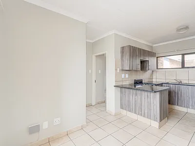 2 Bedroom Apartment For Sale in Boksburg - img