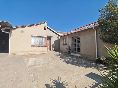 5 Bedroom House For Sale in Roodepoort - aY9T.webp