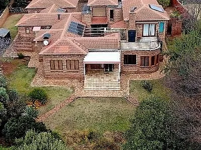 4 Bedroom House For Sale in Roodepoort - 7RbP.webp