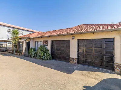 3 Bedroom House For Sale in Roodepoort - FZSn.webp