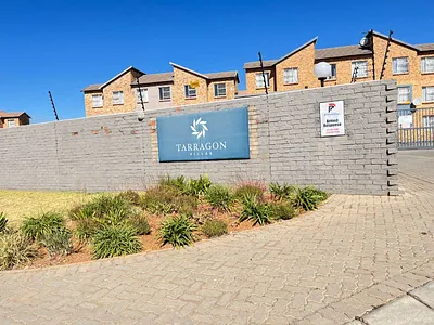 2 Bedroom Apartment For Sale in Roodepoort - YM9F.webp
