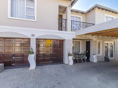 4 Bedroom House For Sale in Roodepoort - OMuM.webp