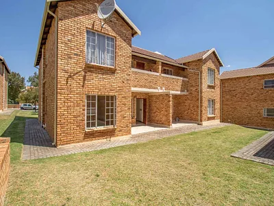 2 Bedroom Apartment For Sale in Roodepoort - Hdt8.webp
