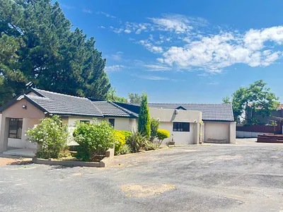 5 Bedroom House For Sale in Roodepoort - 0fPi.webp