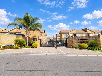 2 Bedroom Apartment For Sale in Roodepoort - img