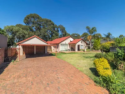 4 Bedroom House For Sale in Roodepoort - PPnj.webp