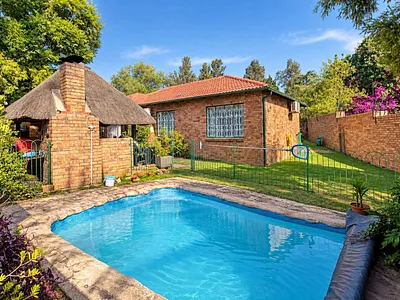 3 Bedroom Townhouse For Sale in Roodepoort - qYKd.webp