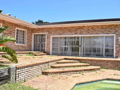 4 Bedroom House For Sale in Bunkers Hill, East London - N4TQ.webp