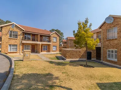 2 Bedroom Townhouse For Sale in Roodepoort - img